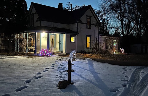 Southwest Colorado Springs Casa | Charming 3-bedroom historic home in fantastic Colorado Springs with AC, WiFi