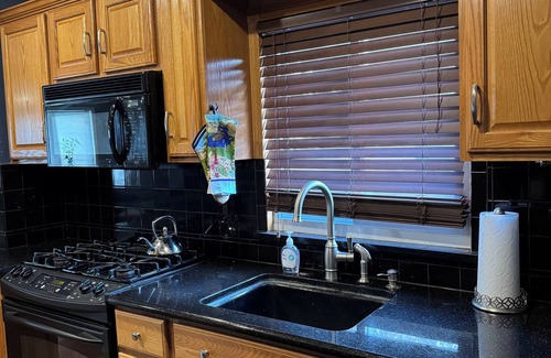 Dearborn Heights Casa | Charming 3-bedroom house with AC, WiFi in serene Dearborn Heights