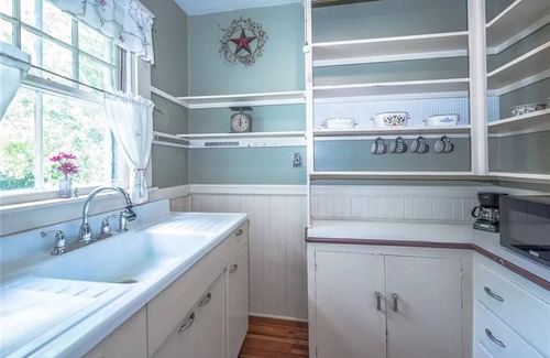 Middletown Casa | Charming 3 Bed with large backyard close to Newport