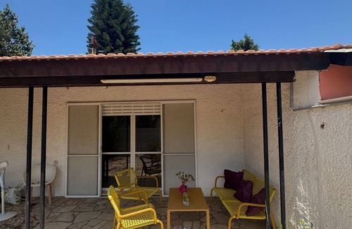 Kfar Shmaryahu Cabaña | Charming 3-bedroom cottage near the beach - a perfect and central location