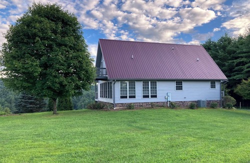 Laurel Springs Casa | Charming 3-bedroom home in Laurel Springs with view over the Blue Ridge Parkway