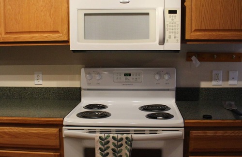 Staffordsville Casa | Charming 3-bedroom house on Walker Creek close to VT and R.U.