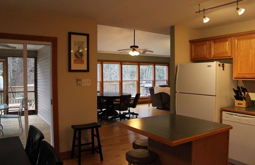 Staffordsville Casa | Charming 3-bedroom house on Walker Creek close to VT and R.U.