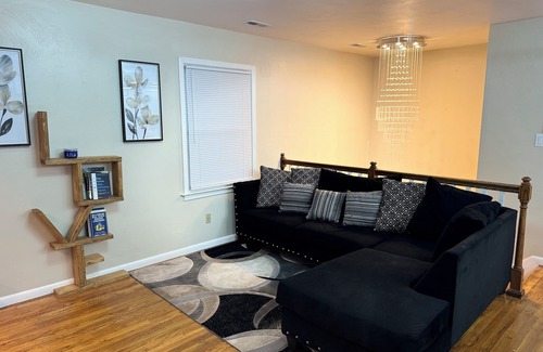 Norfolk - Virginia Beach Casa | Charming 3-bedroom upstairs unit apartment with WiFi and AC in Virginia Beach!!!