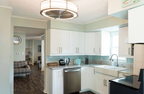 Northwest Cabaña | Charming 3-bedroom vintage beach cottage 5 minute walk to the Chesapeake Bay!