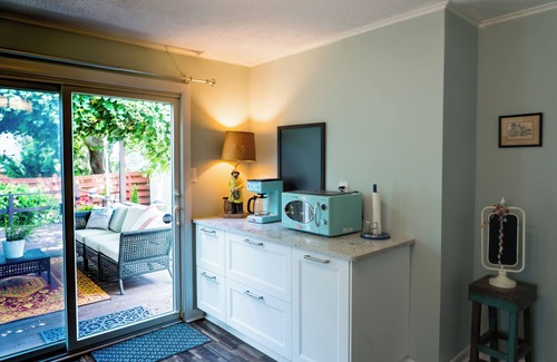 Northwest Cabaña | Charming 3-bedroom vintage beach cottage 5 minute walk to the Chesapeake Bay!