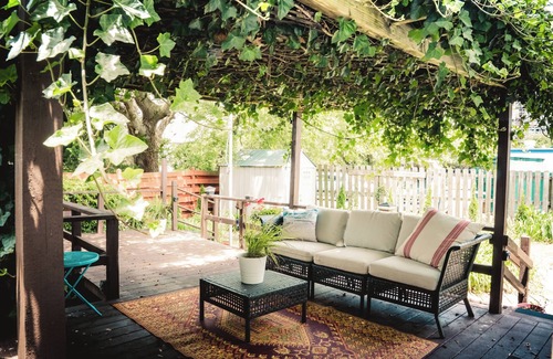 Northwest Cabaña | Charming 3-bedroom vintage beach cottage 5 minute walk to the Chesapeake Bay!