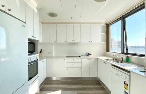 North Sydney Apartamento | Charming 3-Bedroom Apartment with Harbour View, 900m Stroll to Harbour Bridge