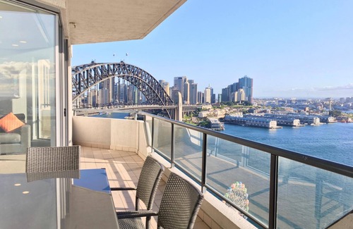 North Sydney Apartamento | Charming 3-Bedroom Apartment with Harbour View, 900m Stroll to Harbour Bridge
