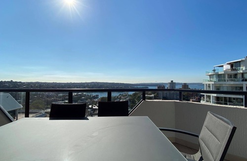North Sydney Apartamento | Charming 3-Bedroom Apartment with Harbour View, 900m Stroll to Harbour Bridge