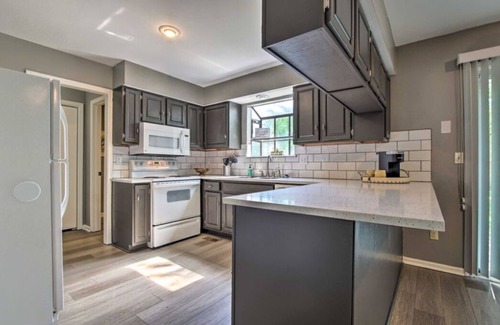 Overland Park Condominio | Charming 3-bedroom condo in peaceful Overland Park with AC