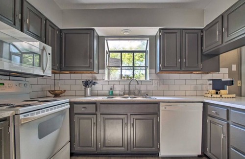 Overland Park Condominio | Charming 3-bedroom condo in peaceful Overland Park with AC