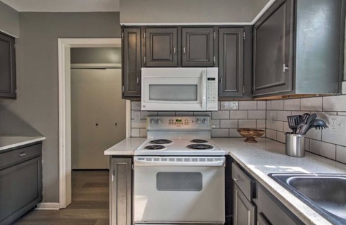 Overland Park Condominio | Charming 3-bedroom condo in peaceful Overland Park with AC