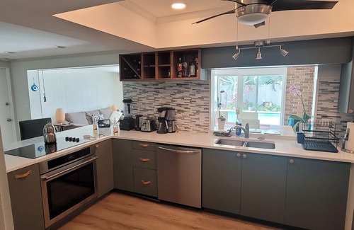 St. Petersburg - Clearwater Casa | Charming 3-bedroom house in phenomenal St. Petersburg with AC, WiFi and Pool.