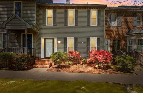 Greenville Casa | Charming 3-bedroom 2.5-bathroom townhome with WiFi and AC in Greenville