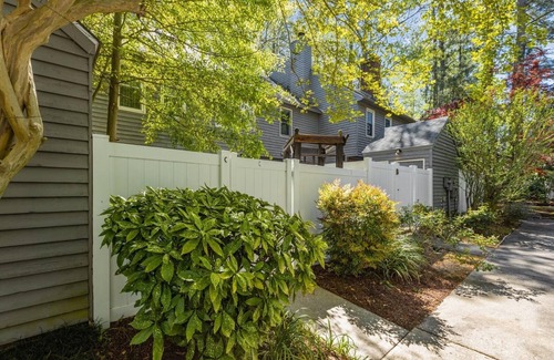 Greenville Casa | Charming 3-bedroom 2.5-bathroom townhome with WiFi and AC in Greenville
