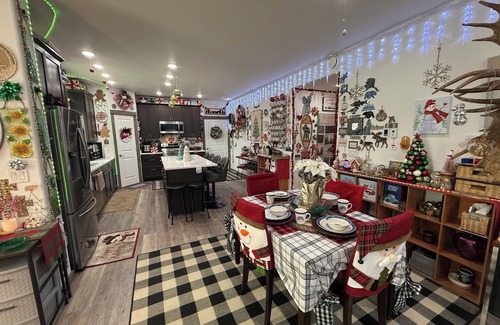 North Pole Casa | Charming 3-bedroom 2 bathroom house in enchanting North Pole, Christmas Theme!