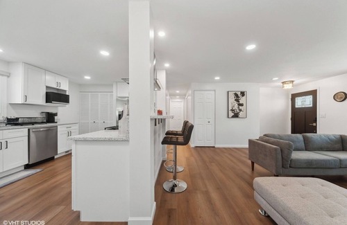 Wasco Casa | Charming 3-bedroom/ 2 Bath Single Family Home/ Schaumburg