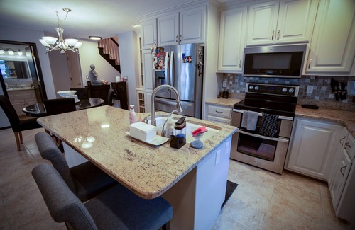 Bellevue Casa | Charming 3-bedroom 4 bath house in serene Green Bay with WiFi,AC