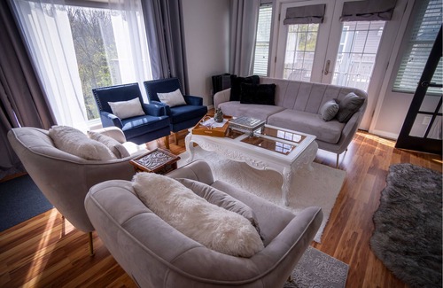 Bellevue Casa | Charming 3-bedroom 4 bath house in serene Green Bay with WiFi,AC