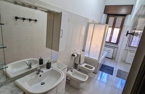 Saronno Apartamento | Charming 3-bedroom apartment with AC, WiFi at Saronno