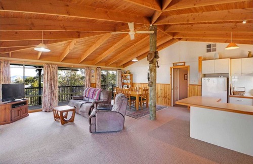 Bonnie Doon Casa | Charming 3-bedroom house in serene Bonnie Doon with lake views