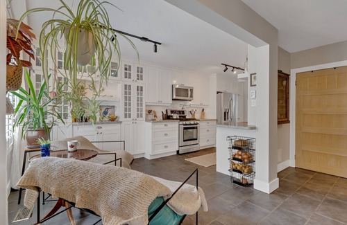 Barrie Casa | Charming 3-Bedroom Barrie House with patio & Backyard