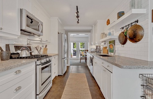 Barrie Casa | Charming 3-Bedroom Barrie House with patio & Backyard