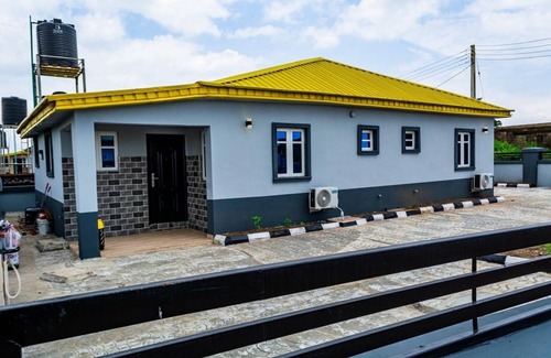 Abeokuta Casa | Charming 3-bedroom bungalow with AC, WiFi in fantastic Prince Courts