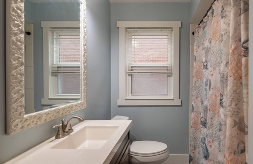 Redford Casa | Charming 3-bedroom bungalow with WiFi, AC in welcoming Redford