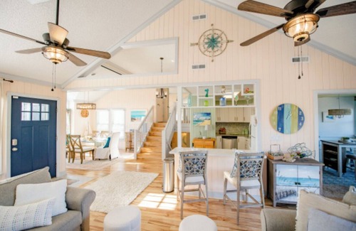 Sea Scape Cabaña | Charming 3-bedroom cottage- Bike to beach- Ocean Views-Golf Course-Pool/Hot Tub