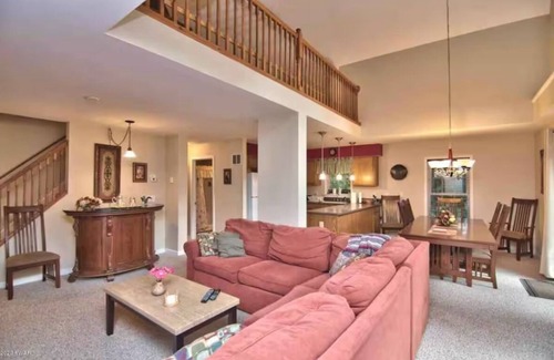 Lackawaxen Chalet De Esquí | Charming 3-bedroom chalet in Masthope Community.