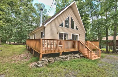 Lackawaxen Chalet De Esquí | Charming 3-bedroom chalet in Masthope Community.
