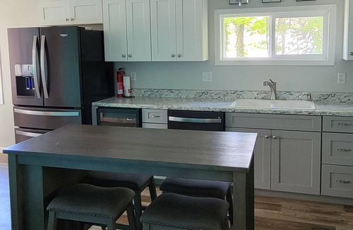 North East Cabaña | Charming 3-bedroom cottage in North East with WiFi, AC, Lake Erie Sunsets