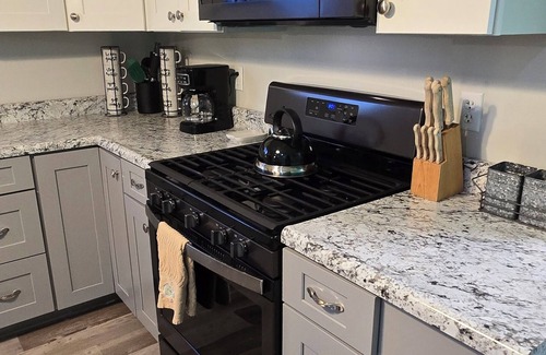 North East Cabaña | Charming 3-bedroom cottage in North East with WiFi, AC, Lake Erie Sunsets