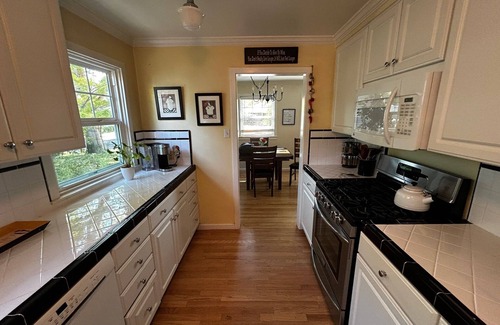 East Sacramento Casa | Charming 3-bedroom cottage in East Sacramento!
