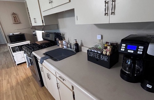 Chatham-Kent Cabaña | Charming 3 bedroom cottage, canal access to lake St Clair, family & pet friendly