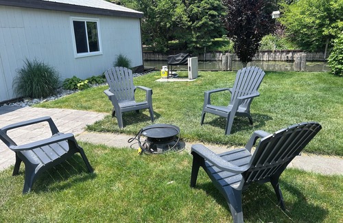 Chatham-Kent Cabaña | Charming 3 bedroom cottage, canal access to lake St Clair, family & pet friendly