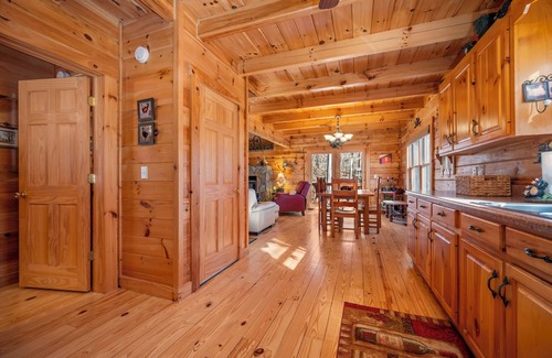 Lake Lure Cabina | Charming 3-bedroom cabin in wonderful Lake Lure with AC, WiFi