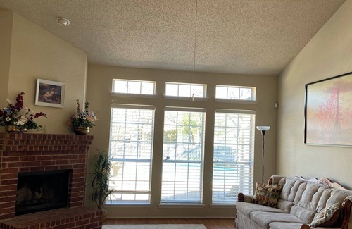 Southeast Arlington Cabaña | Charming 3-bedroom cottage in Pleasant Arlington with AC, WiFi