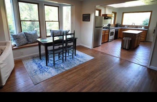 Woodfin Cabaña | Charming 3-bedroom cottage in amazing Asheville with WiFi, AC