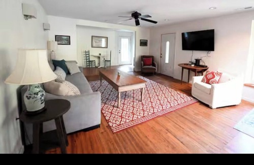 Woodfin Cabaña | Charming 3-bedroom cottage in amazing Asheville with WiFi, AC