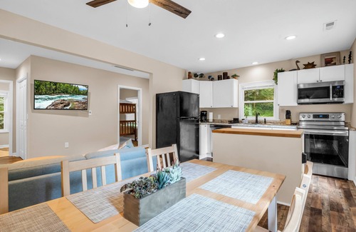 The Peaks at Lake Lure Cabaña | Charming 3-Bedroom Cottage – Perfect for Family Getaways!"