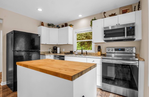 The Peaks at Lake Lure Cabaña | Charming 3-Bedroom Cottage – Perfect for Family Getaways!"