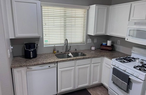 Goodyear Cabaña | Charming 3-bedroom cottage with AC and WiFi in Goodyear