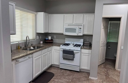 Goodyear Cabaña | Charming 3-bedroom cottage with AC and WiFi in Goodyear