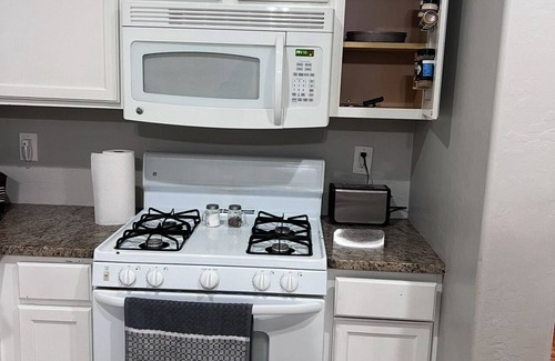 Goodyear Cabaña | Charming 3-bedroom cottage with AC and WiFi in Goodyear