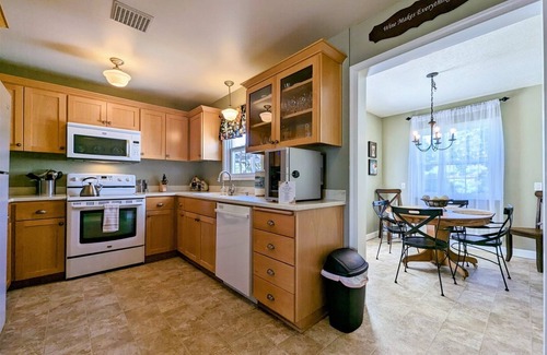 Dayton Cabaña | Charming 3-bedroom cottage located at scenic winery.