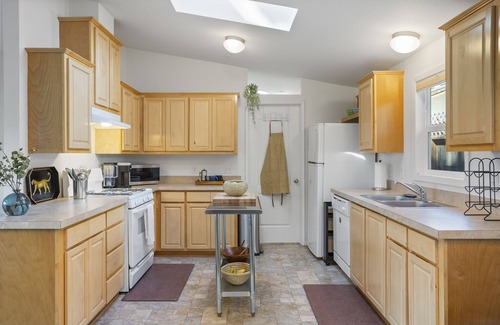 Sonoma Cabaña | Charming 3-bedroom cottage just blocks to the Sonoma Plaza.