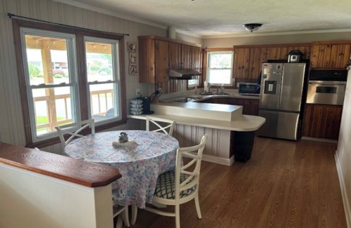 Harrisonburg Casa | Charming 3-bedroom Country Porch Home with AC, WiFi in Welcoming Town of Dayton